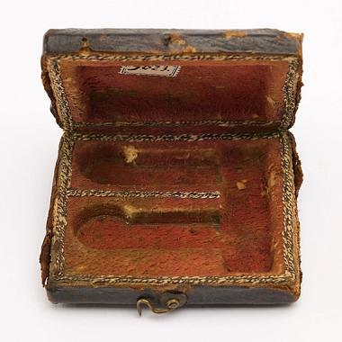 Aderlassinstrumente, 18. Jahrhundert, Metall, Leder (Ausschnitt) Aderlassinstrumente, 18. Jahrhundert, Metall, Leder (Ausschnitt) © Städtisches Museum Göttingen / F.S.Kimmel