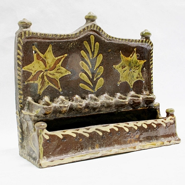 Chanukka-Leuchter, 19. Jahrhundert, Ton, modelliert, glasiert (Ausschnitt) Chanukka-Leuchter, 19. Jahrhundert, Ton, modelliert, glasiert (Ausschnitt) © Städtisches Museum Göttingen / F.S.Kimmel