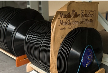 Digitale Depottour 2021 Foto aus dem Außendepot des Museums. Viele Schallplatten stehen auf einem Ständer. © Stadt Göttingen