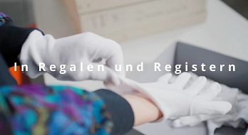 Digitale Depottour 2022 Eine Person zieht sich weiße Stoffhandschuhe an. Davor steht der Schriftzug: In Regalen und Registern. © Stadt Göttingen