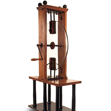Elektrisiermaschine, Anfang 19. Jahrhundert, Holz, Glas, Leder (Ausschnitt) Elektrisiermaschine, Anfang 19. Jahrhundert, Holz, Glas, Leder (Ausschnitt) © Physicalisches Cabinet, Georg-August-Universität Göttingen / CC BY-SA 4.0; Foto: Sauer Marketing, Gerhard und Maren Sauer