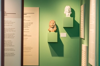 Foto aus der Sonderausstellung: Händel_Göttingen_1920. Zu sehen sind verschiedene Textfahnen und zwei Gipsbüsten.&nbsp;&copy;&nbsp;Stadt Göttingen