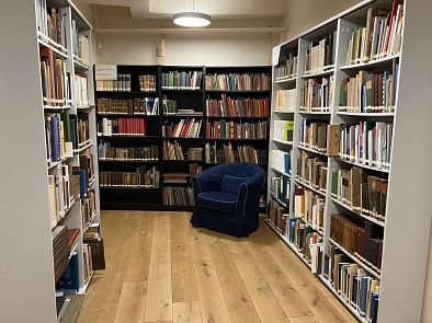 Foto der Museumbibliothek. Raum mit vollen Bücherregalen an drei Wänden. In der Mitte steht ein Sessel.&nbsp;&copy;&nbsp;Stadt Göttingen
