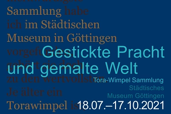 Grafik. Dunkelblauer Hintergrund, davor steht in hellblauer Schrift: Gestickte Pracht und gemalte Welt. Tora-Wimpel Sammlung Städtisches Museum Göttingen.&nbsp;&copy;&nbsp;Stadt Göttingen