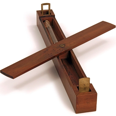 Quecksilberniveau, um 1792, Holz, Elfenbein, Messing, Glas, Kork und Siegelwachs (Ausschnitt) Quecksilberniveau, um 1792, Holz, Elfenbein, Messing, Glas, Kork und Siegelwachs (Ausschnitt) © Physicalisches Cabinet, Georg-August-Universität Göttingen / CC BY-SA 4.0; Foto: Sauer Marketing, Gerhard und Maren Sauer