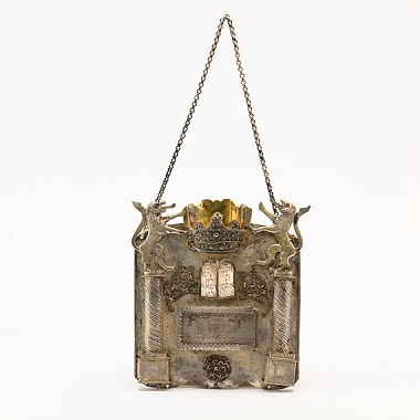 Thora-Schild, Um 1690, Silber, Gold; gegossen, genietet, vergoldet, gewalzt, verlötet (Ausschnitt) Thora-Schild, Um 1690, Silber, Gold; gegossen, genietet, vergoldet, gewalzt, verlötet (Ausschnitt) © Städtisches Museum Göttingen / F.S.Kimmel